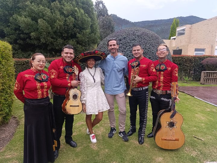 Mariachi Nueva Era completo en un jardín de Bogotá con una pareja homenajeada